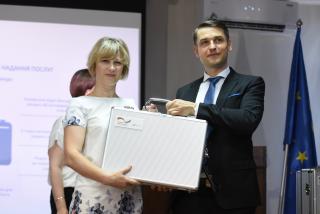 Мобільні кейси, розроблені у Кам`янському, передали у ЦНАПи 25 міст України